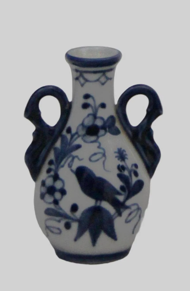 Miniatuurvaasje (1) - Porselein › Vazen - €15.00 - Imari miniatuurvaasje met blauw-witte decoratie.
7.5cm hoog
Vroege 20e eeuw