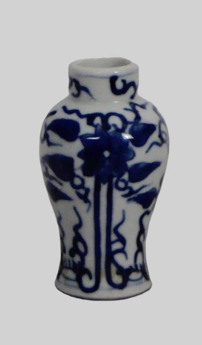 Miniatuurvaasje (2) - Porselein › Vazen - €15.00 - Imari miniatuurvaasje met blauw-wit decor
7cm hoog.
Vroege 20e eeuw