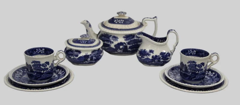 Mokkaservies voor 6 personen - Porselein › Serviesgoed - €80.00 - Een servies met kleine theepot, suikerpot en melkkan en zes kleine tassen met ondertas. Samen 21-delig.
Gemerkt Spode Copeland, decor "Tower".
Eerste helft 20e eeuw.