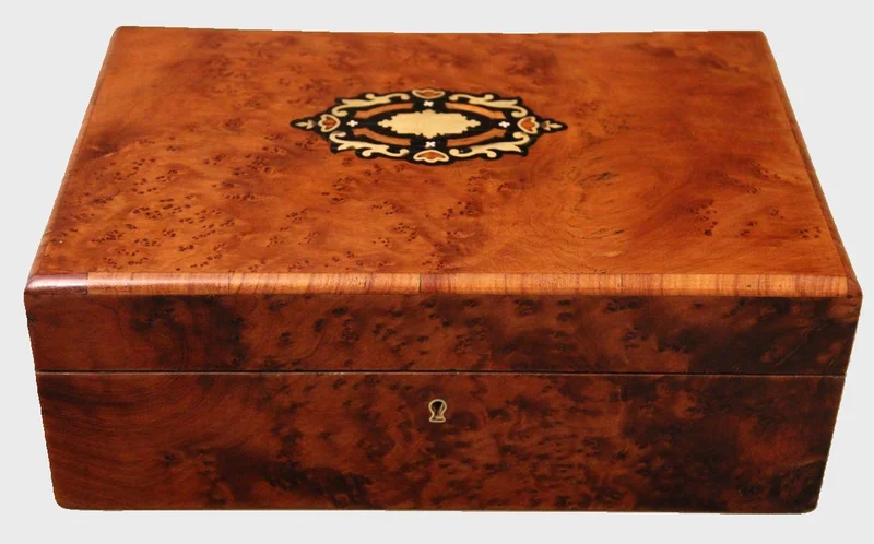 Napoleon III doos - Diversen › Dozen en kistjes - €145.00 - Franse doos in esdoornwortel hout (zgn vogeloogjesmotief).
Napoleon III periode; 1850/1870
handgepolitoerd hout.
28 x 20cm  10cm hoog