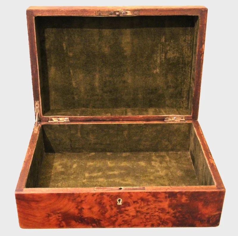 Napoleon III doos - Diversen › Dozen en kistjes - €145.00 - Franse doos in esdoornwortel hout (zgn vogeloogjesmotief).
Napoleon III periode; 1850/1870
handgepolitoerd hout.
28 x 20cm  10cm hoog