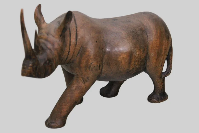 Neushoorn (1) - Diversen › Figuren - Sculptuur van een neushoorn in hardhout.
30cm lang, 21cm hoog.