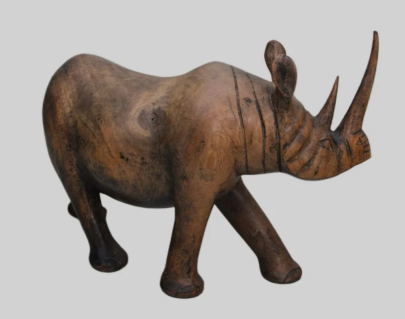 Neushoorn (1) - Diversen › Figuren - Sculptuur van een neushoorn in hardhout.
30cm lang, 21cm hoog.