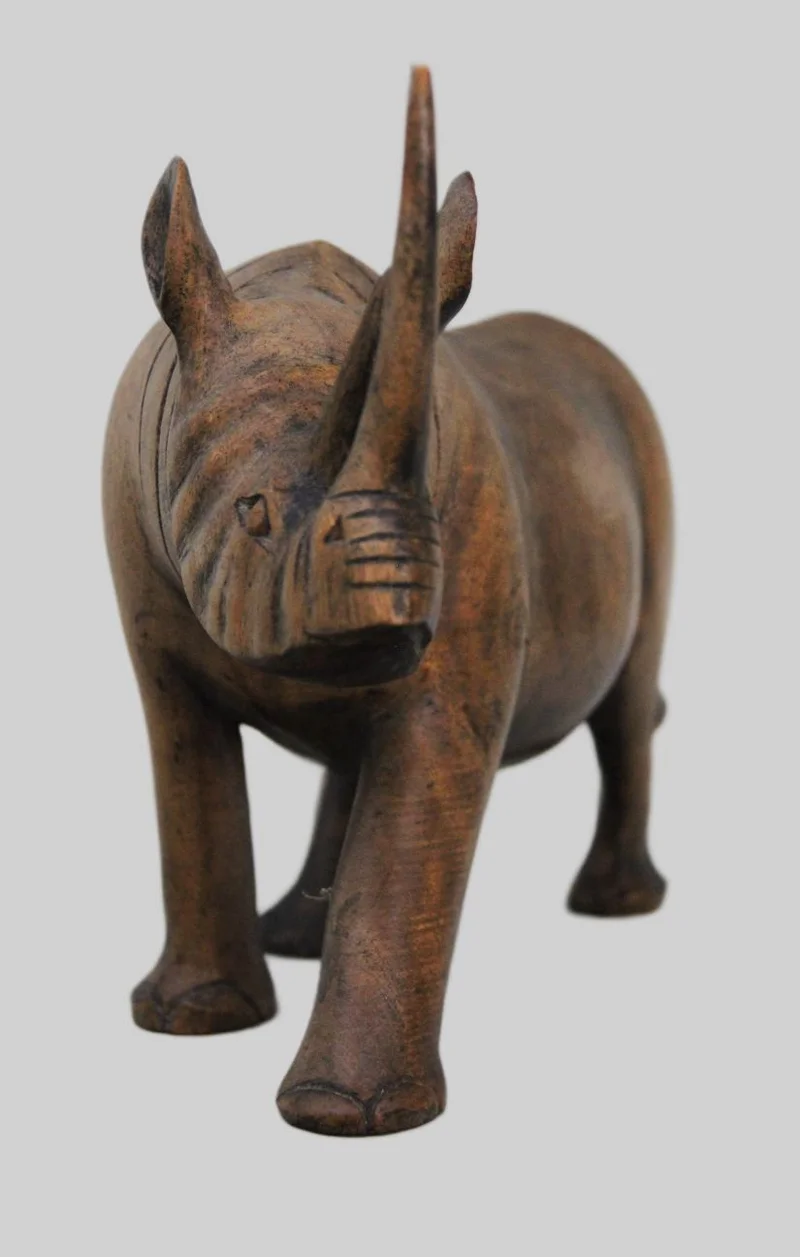 Neushoorn (1) - Diversen › Figuren - Sculptuur van een neushoorn in hardhout.
30cm lang, 21cm hoog.