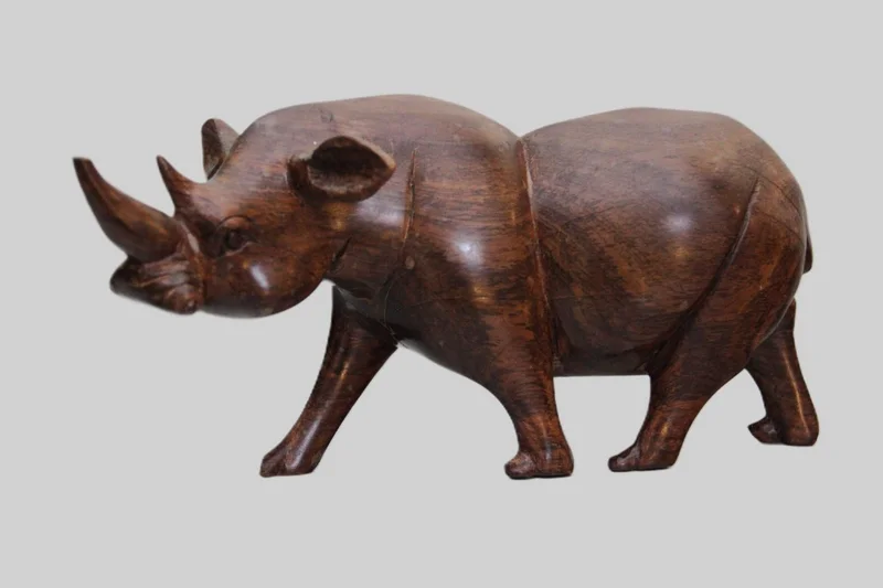 Neushoorn (2) - Diversen › Figuren - €65.00 - Sculptuur van een neushoorn in Afrikaans hout.
30cm lang, 10cm hoog.