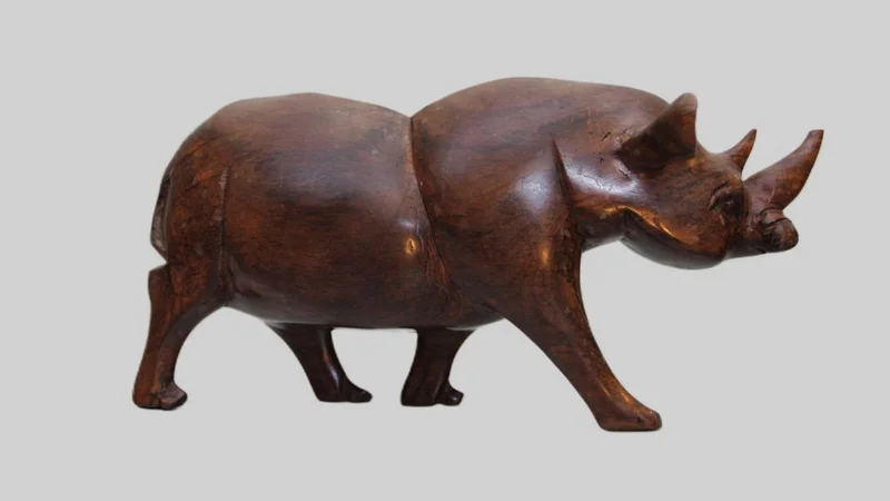 Neushoorn (2) - Diversen › Figuren - €65.00 - Sculptuur van een neushoorn in Afrikaans hout.
30cm lang, 10cm hoog.