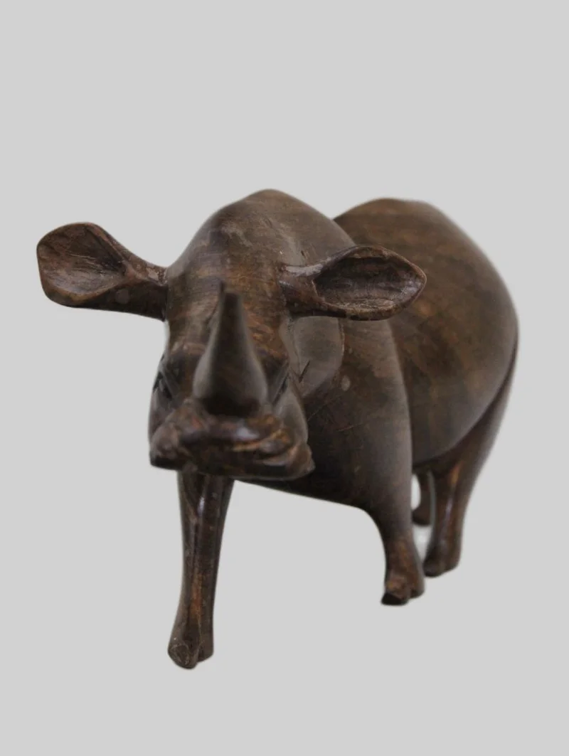 Neushoorn (2) - Diversen › Figuren - €65.00 - Sculptuur van een neushoorn in Afrikaans hout.
30cm lang, 10cm hoog.