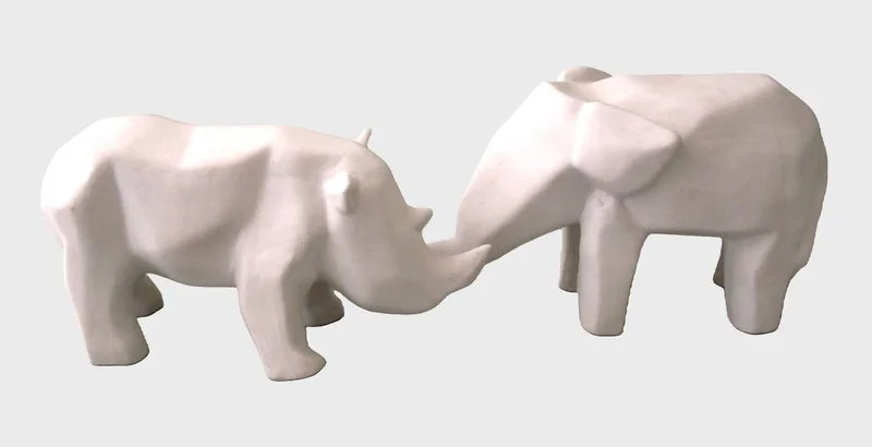 Neushoorn en olifant, biscuit - Diversen › Figuren - €50.00 - Biscuit figuren van een olifant en een neushoorn.
23cm lang, 13cm hoog.
Vintage, ca 1960

Apart te koop; prijs per stuk