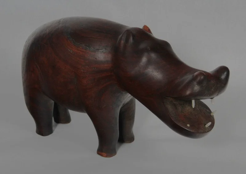 Nijlpaard in Afrikaans roodhout - Diversen › Figuren - Een grote sculptuur van een nijlpaard in massief Afrikaans roodhout.
43cm lang, 25cm hoog.
Vermoedelijk vroege 20e eeuw