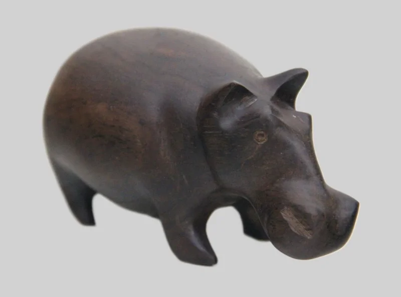 Nijlpaardje - Diversen › Figuren - Kleine sculptuur van een nijlpaard,
gesneden uit palissanderhout.
11cm lang, 5cm hoog.
