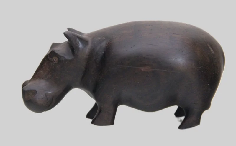 Nijlpaardje - Diversen › Figuren - Kleine sculptuur van een nijlpaard,
gesneden uit palissanderhout.
11cm lang, 5cm hoog.