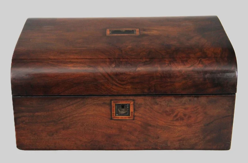 Notenhouten kistje - Diversen › Dozen en kistjes - €125.00 - Kistje met afgerond deksel in notenhout.
Gepolitoerd op oude wijze.
27.5 x 20 cm, 12.5cm hoog
Vroege 20e eeuw