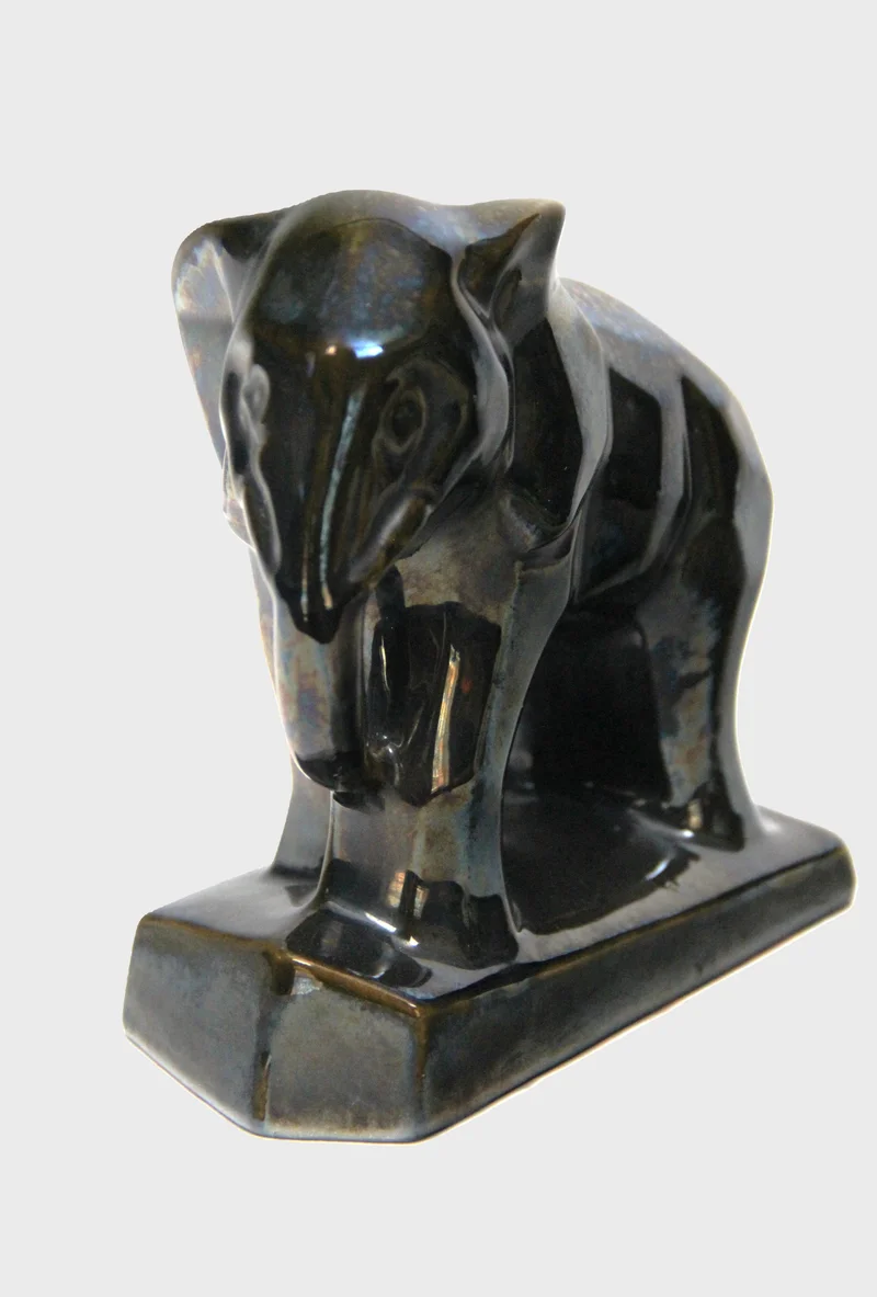 Olifant - Porselein › Figuren - €45.00 - Vintage beeldje in zwart porselein.
15cm lang en 16cm hoog