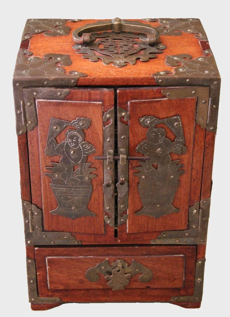 Oosters juwelendoosje - Diversen › Dozen en kistjes - €225.00 - Vroeg 20e eeuws juwelenkistje met verschillende kleine laden. Roodhout  met koper beslag.
16.5 x 13 cm   25cm hoog.