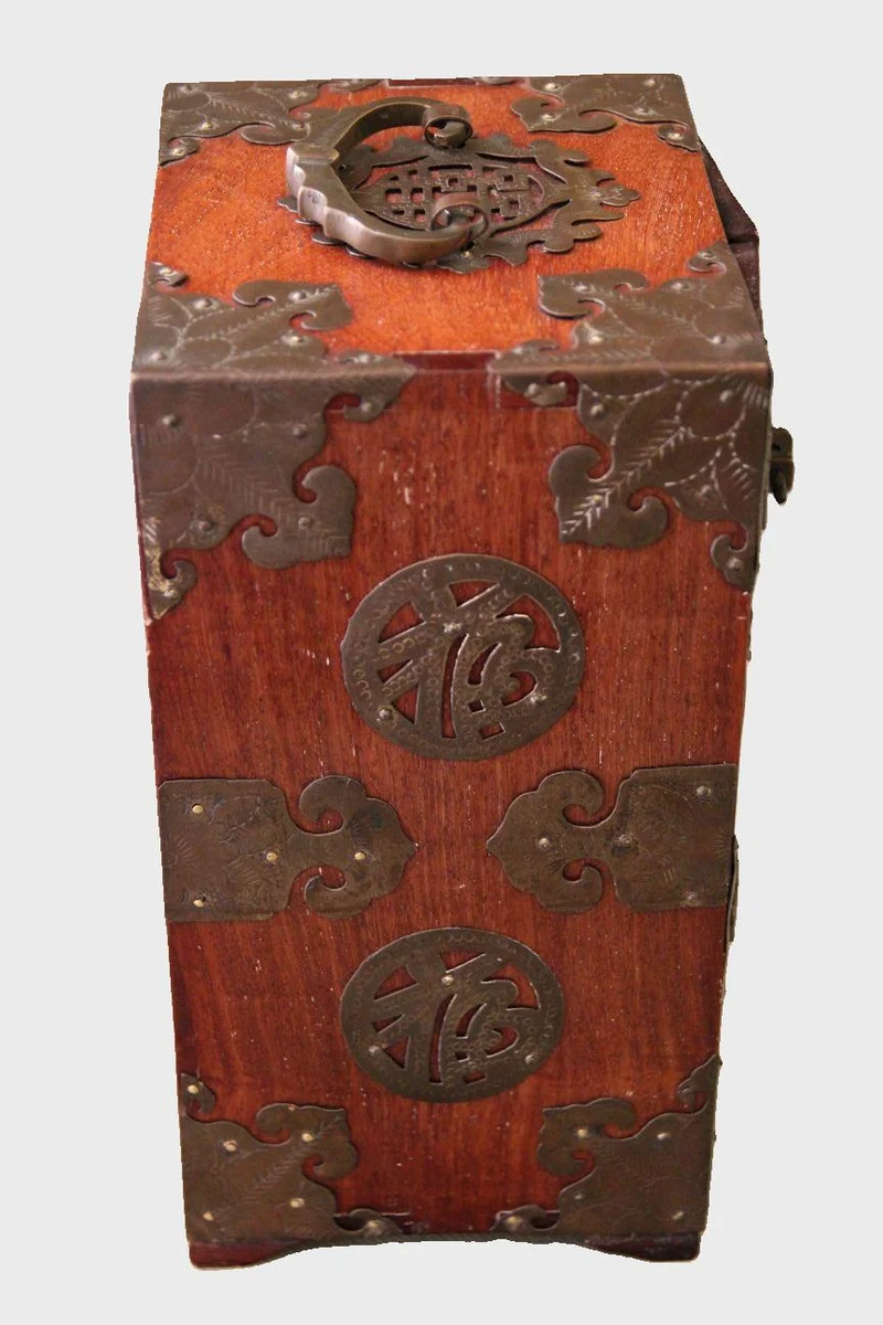 Oosters juwelendoosje - Diversen › Dozen en kistjes - €225.00 - Vroeg 20e eeuws juwelenkistje met verschillende kleine laden. Roodhout  met koper beslag.
16.5 x 13 cm   25cm hoog.