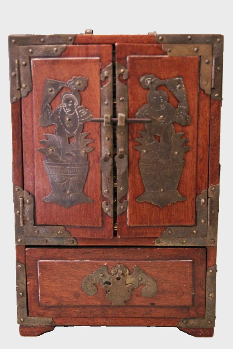 Oosters juwelendoosje - Diversen › Dozen en kistjes - €225.00 - Vroeg 20e eeuws juwelenkistje met verschillende kleine laden. Roodhout  met koper beslag.
16.5 x 13 cm   25cm hoog.