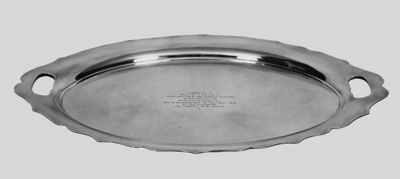 Ovale dienschotel - zilver › Plateau's - €60.00 - Verzilverde ovale schotel met brede rand.
57 x 40 cm
Gemerkt: Walker & Hall Sheffield
A1 verzilvering (zware verzilvering)
Centraal gegraveerd 14 April 1961