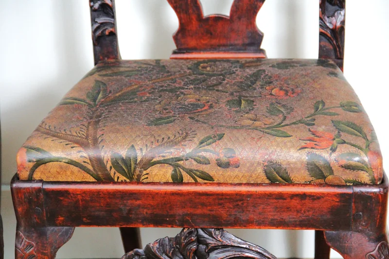 Paar 18e eeuwse halstoelen - Meubel › Zitmeubels - €1750.00 - Paar "paradestoelen" uit de vroege 18e eeuw in notenhout met rijk gesculpteerde ruggen en oorspronkelijk goudleder op de zittingen.
Opengewerkte rugplaat in Georgean stijl.
Early-Georgean periode: 1720-1740
110cm hoog, 50cm breed, 45cm diep.