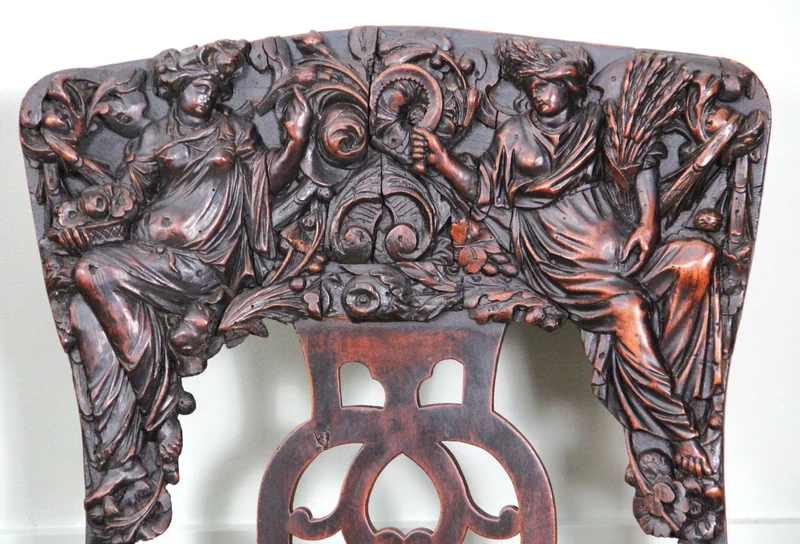 Paar 18e eeuwse halstoelen - Meubel › Zitmeubels - €1750.00 - Paar "paradestoelen" uit de vroege 18e eeuw in notenhout met rijk gesculpteerde ruggen en oorspronkelijk goudleder op de zittingen.
Opengewerkte rugplaat in Georgean stijl.
Early-Georgean periode: 1720-1740
110cm hoog, 50cm breed, 45cm diep.