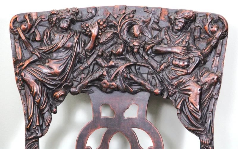 Paar 18e eeuwse halstoelen - Meubel › Zitmeubels - €1750.00 - Paar "paradestoelen" uit de vroege 18e eeuw in notenhout met rijk gesculpteerde ruggen en oorspronkelijk goudleder op de zittingen.
Opengewerkte rugplaat in Georgean stijl.
Early-Georgean periode: 1720-1740
110cm hoog, 50cm breed, 45cm diep.