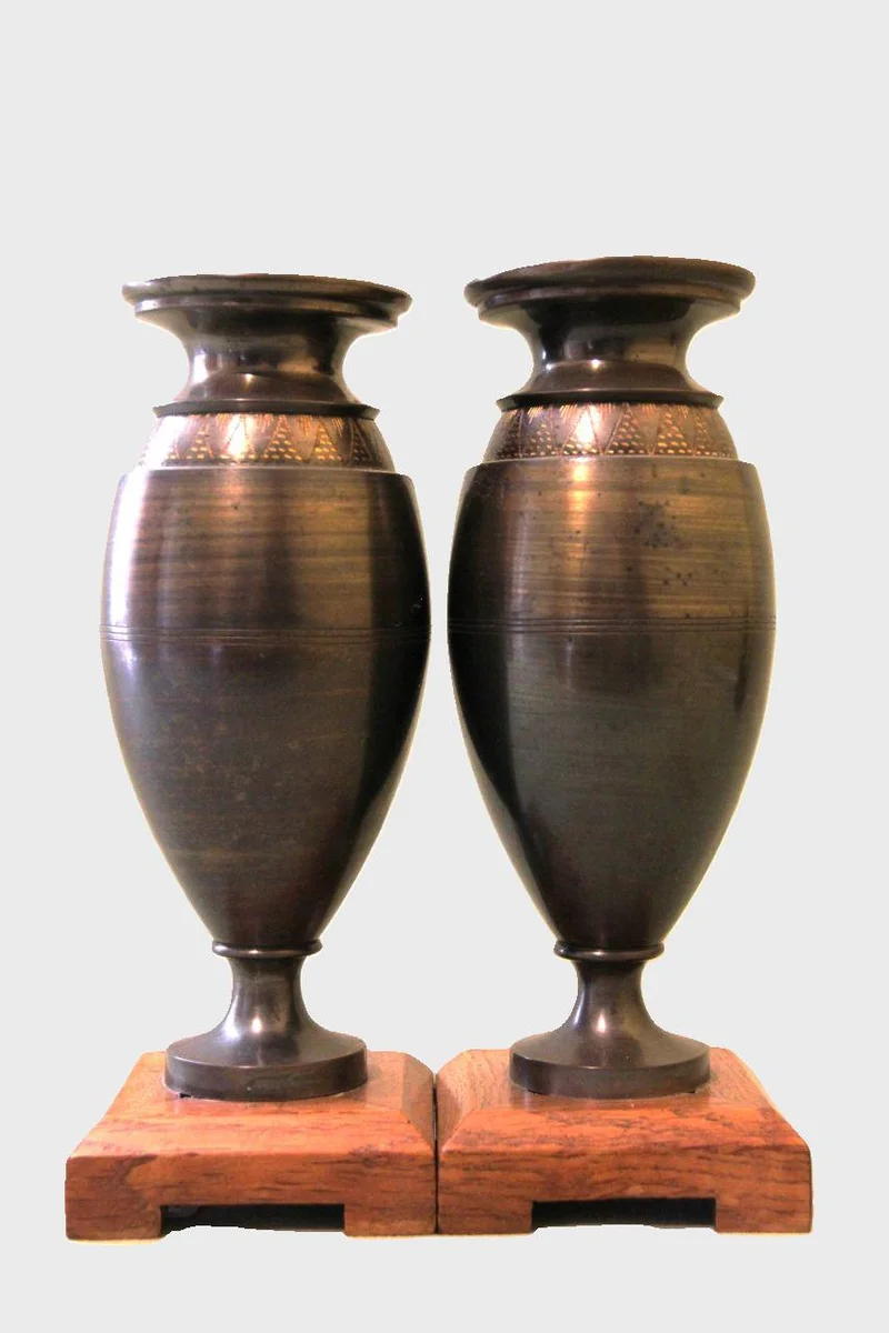 Paar art déco vaasjes - Diversen › Varia - €95.00 - Bronzen vaasjes op eiken voet.
9cm vierkant voet, 24cm totale hoogte.
Ca 1920