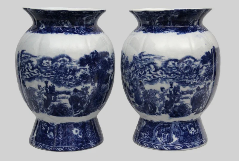 Paar blauw-witte vazen - Porselein › Vazen - €225.00 - Paar vazen met blauw-wit decor.
Gemerkt Victoria Ware.
29cm hoog, 19cm diameter.
19e eeuw