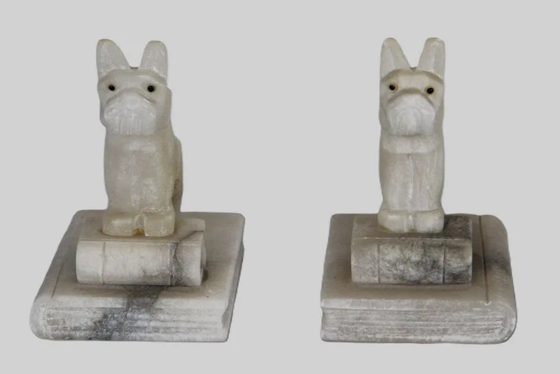 Paar boekensteunen in albast - Diversen › Figuren - €225.00 - Paar vintage boekensteunen in albast.
13.5 x 10cm voet; 16cm hoog.