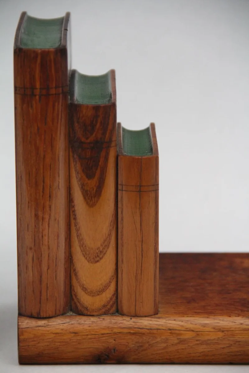 Paar boekensteunen in eik - Diversen › Varia - €125.00 - Een stel boekensteunen in de vorm van boeken. Gesneden uit eikenhout.
15cm hoog.
Vroege 20e eeuw