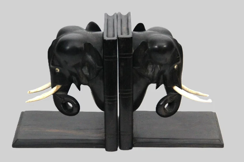 Paar boekensteunen in palissanderhout - Diversen › Figuren - €265.00 - Paar boekensteunen met olifantenkoppen in massief palissanderhout gestoken.
17cm lang, 12cm breed en 19.5cm hoog, elk
Vroege 20e eeuw