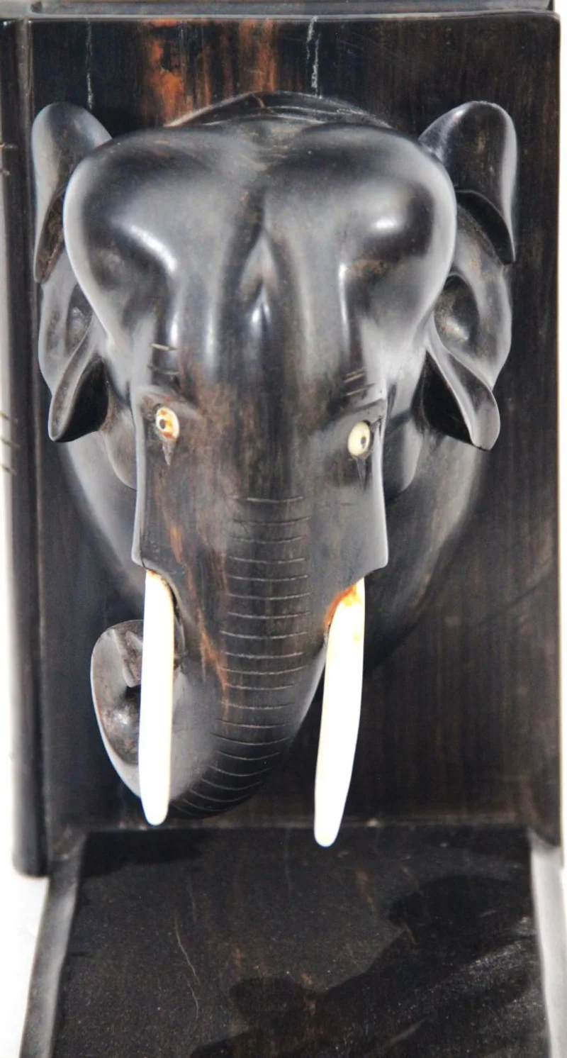 Paar boekensteunen in palissanderhout - Diversen › Figuren - €265.00 - Paar boekensteunen met olifantenkoppen in massief palissanderhout gestoken.
17cm lang, 12cm breed en 19.5cm hoog, elk
Vroege 20e eeuw