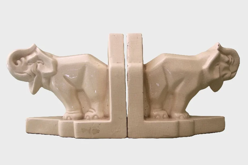 Paar boekensteunen olifantmotief (2) - Diversen › Figuren - €125.00 - Ongemerkt ceramiek.
14.5cm hoog: elk 16cm breed
Art Déco periode: Ca 1930/1940