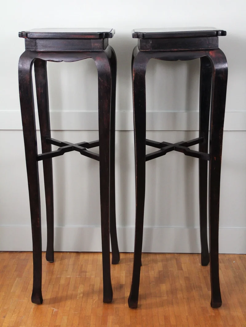 Paar chinese staanders - Meubel › Bijzetmeubels - €350.00 - Chinese vaasstaander in roodhout, getint.
118cm hoog; 36cm vierkant.
Vermoedelijk eind 19e eeuw, vroeg 20e eeuw

