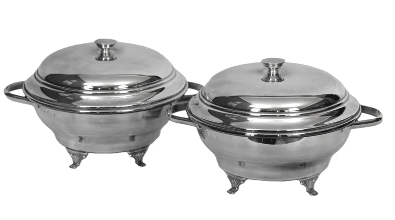 Paar dekselschalen - Zilver › Serviesgoed - €60.00 - Twee verzilverde dekselschalen.
16cm diameter
Zonder merkteken
Midden 20e eeuw

Prijs per paar