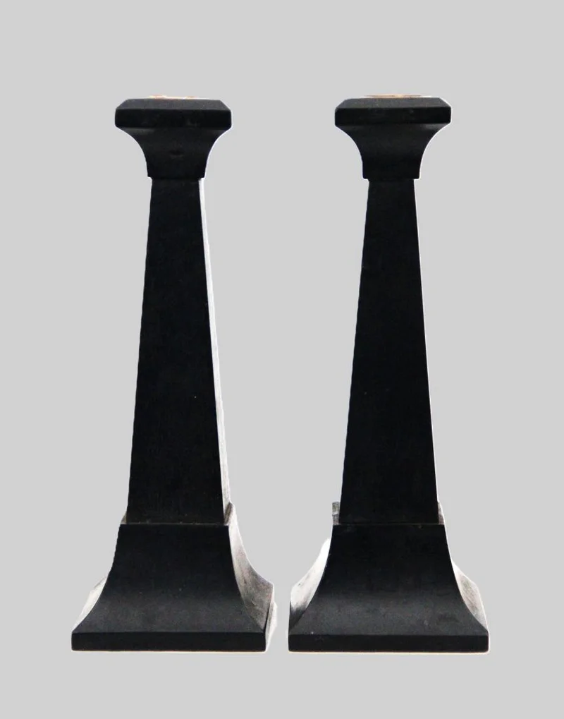 Paar ebbenhouten kandelaars - Diversen › Kandelaars - €65.00 - Paar ebbenhouten kandelaars met koper kaarsenhouder.
Engelse makelij
Vintage
7.5cm vierkant, 21.5cm hoog