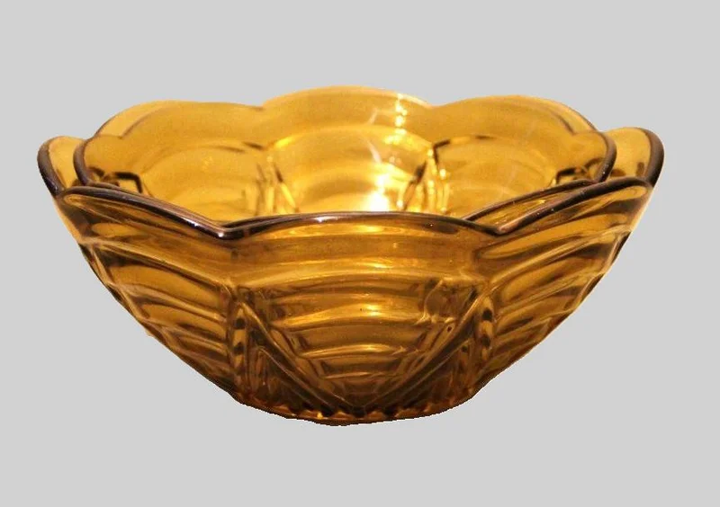 Paar fruitschalen - Glas › Schalen - Set van 2 fruit- of slakommen in geel geperst glas.
23 en 20cm diameter, 9 en 8cm hoog
1930-1960