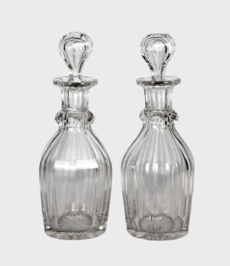 Paar georgean karaffen - Glas › Karaffen - €95.00 - Paar kristallen karaffen met originele stop in vorm van luchtballon.
Georgean periode
Ca 1830
26cm hoog
Engeland