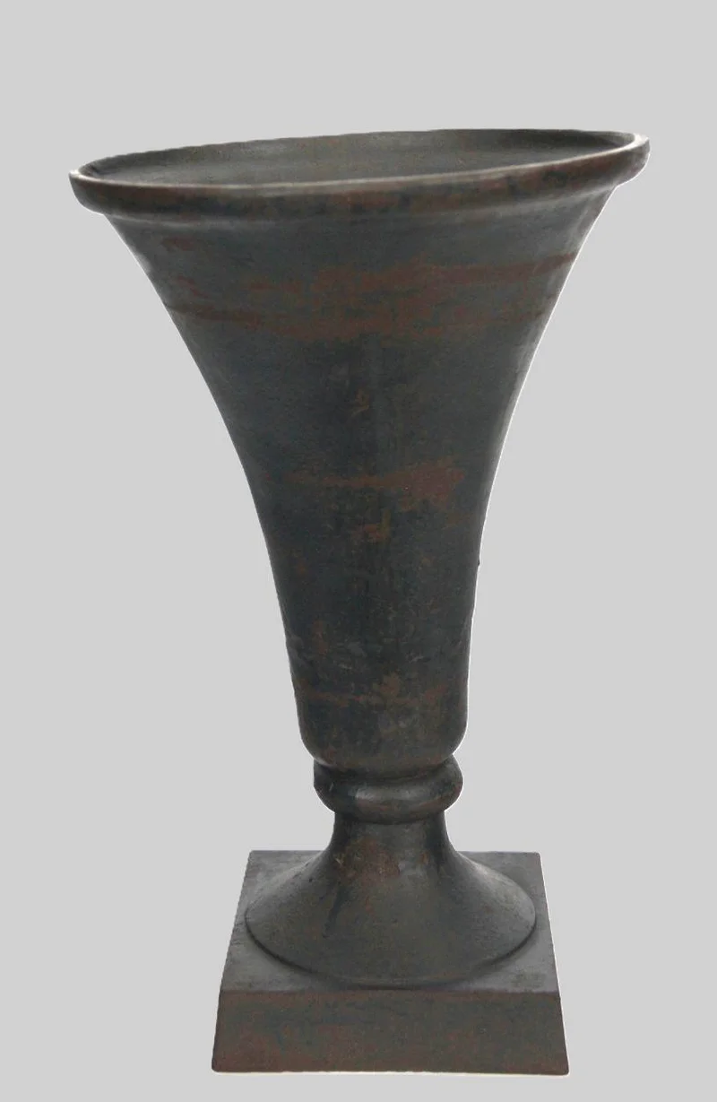 Paar gietijzer tuinvazen - Diversen › Varia - €325.00 - Paar trompetvormige gietijzeren tuinvazen.
28cm diameter, 45cm hoog.
Engeland, 19e eeuw