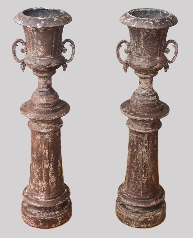 Paar gietijzer tuinvazen - Diversen › Varia - Een paar gietijzer tuinvazen met restanten van (oorspronkelijke?) beschildering.
78cm hoog.
19e eeuw