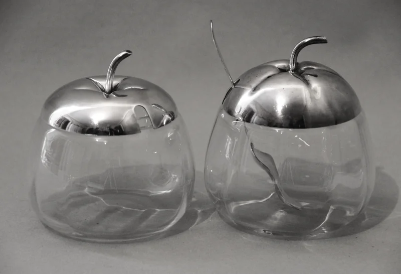 Paar glazen confituurpotjes met verzilverd deksel - Zilver › Serviesgoed - €70.00 - 7cm hoog
Niet gemerkt
ca 1950-1960

Prijs voor het paar
