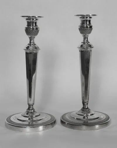Paar hoge verzilverde kandelaars