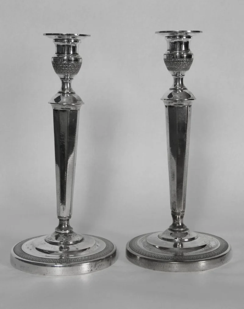 Paar hoge verzilverde kandelaars - Zilver › Kandelaars - Een paar hoge verzilverde kandelaars in Empirestijl.
13cm diameter op de voet; 28cm hoog
ongemerkt
19e eeuw
