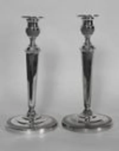 Paar hoge verzilverde kandelaars thumbnail 1