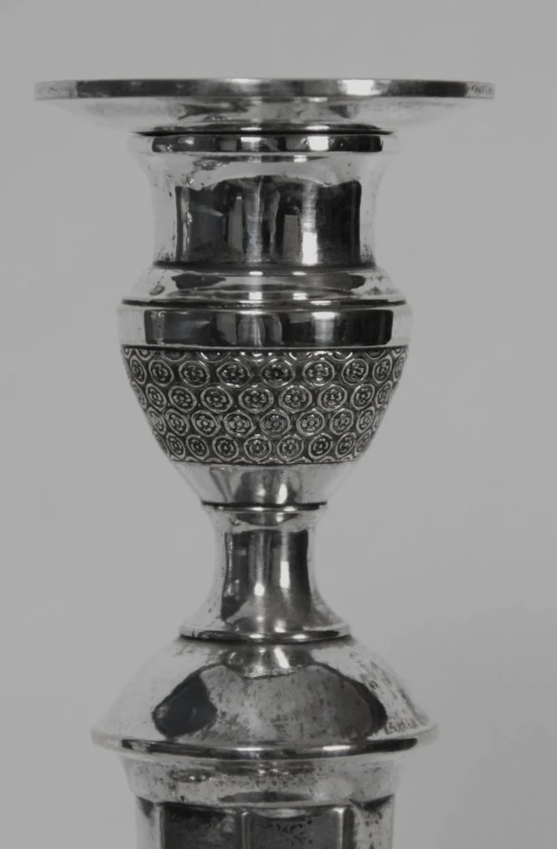 Paar hoge verzilverde kandelaars - Zilver › Kandelaars - Een paar hoge verzilverde kandelaars in Empirestijl.
13cm diameter op de voet; 28cm hoog
ongemerkt
19e eeuw