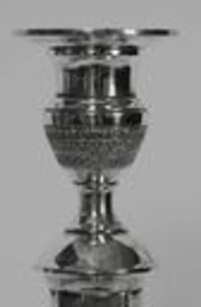 Paar hoge verzilverde kandelaars thumbnail 2