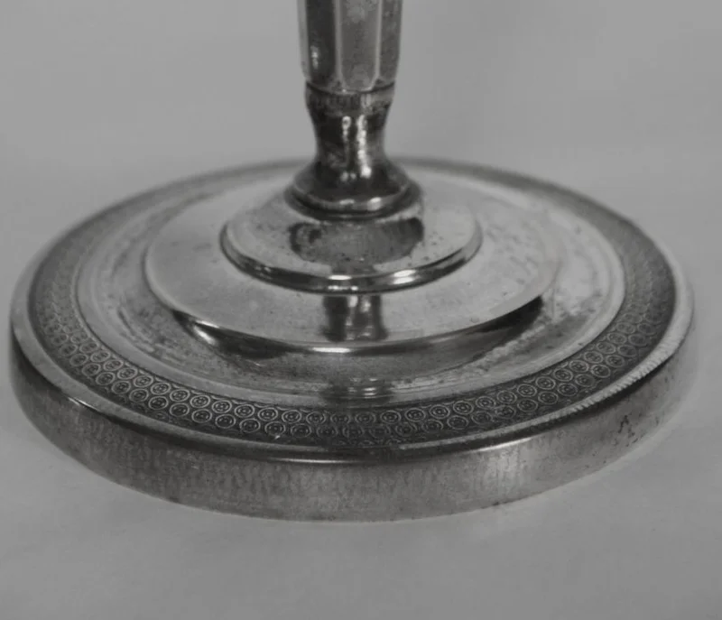 Paar hoge verzilverde kandelaars - Zilver › Kandelaars - Een paar hoge verzilverde kandelaars in Empirestijl.
13cm diameter op de voet; 28cm hoog
ongemerkt
19e eeuw