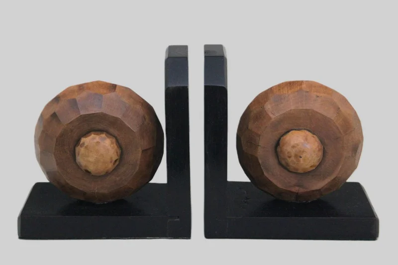 Paar houten boekensteunen - Diversen › Varia - €95.00 - Paar boekensteunen op gezwarte voet met decoratie in lindehout.
Art Déco periode; ca 1930/1940
15.5 x 14cm per steun