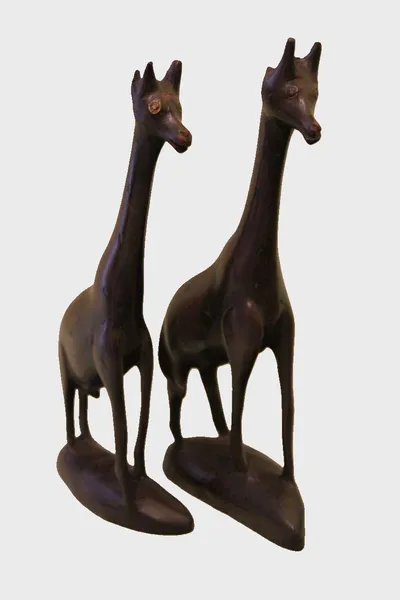 Paar houten sculpturen giraffen