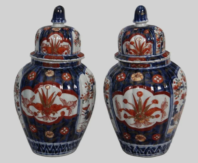 Paar Imari dekselvaasjes - Porselein › Vazen - €135.00 - Paar Imari dekselvaasjes met dubbel decor op de buik.
21cm hoog, diameter 11cm.
Vroege 20e eeuw.