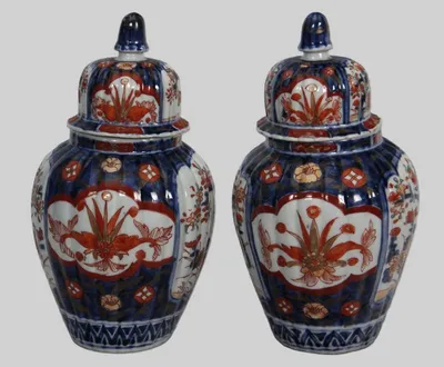 Paar Imari dekselvaasjes