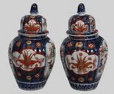 Paar Imari dekselvaasjes thumbnail 1